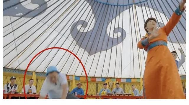 阎鹤祥|德云男团学跳蒙古舞，阎鹤祥摔倒在地，尚九熙的舞姿惊艳全场