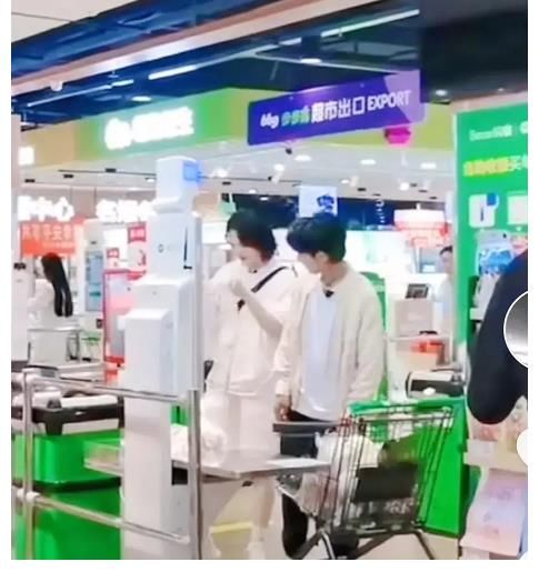 路透|《中餐廳》5路透，丁真和姚安娜一起逛超市，二公主超照顧弟弟！