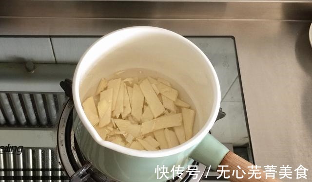 蘑菇|清淡可口的冬笋蘑菇炒火腿，制作简单，是你夏季不容错过的美食！
