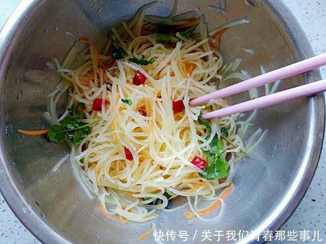 凉拌土豆丝,直接焯水是大错!多做2步,土豆丝洁白脆爽,更入味