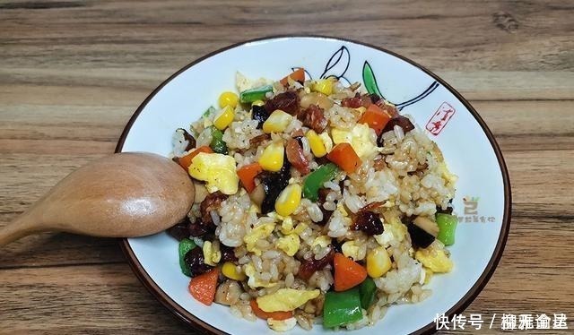 米饭|早餐我用剩饭做5色炒饭,上桌惊艳了全家,孩子真想天天吃剩饭