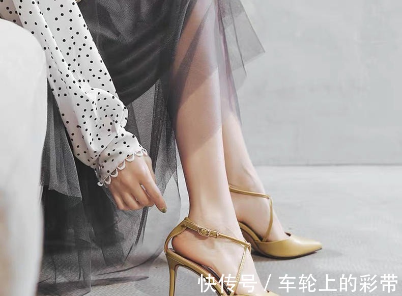 一字扣 尖头凉鞋,它这么优秀不赶紧挑一双!