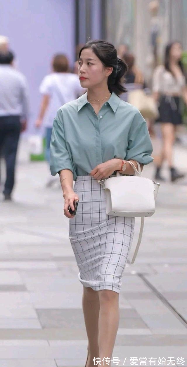 半身裙 灰绿色衬衫搭配白色格纹半身裙,基础款单品简单易搭,谁都能穿