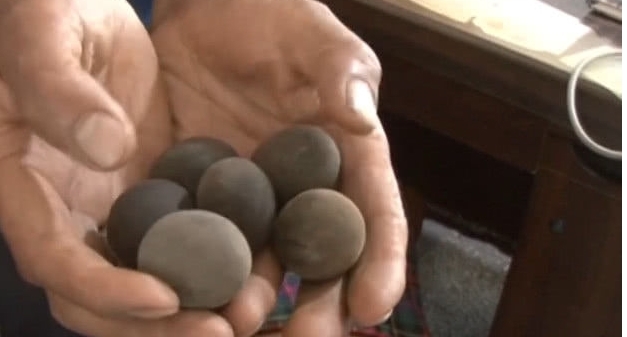 屠夫在羊肚发现几个石头,好奇在网上查了一下,结果让他兴奋不已