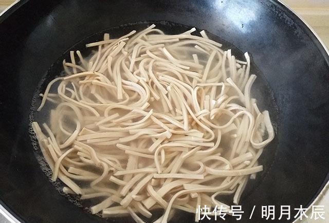 一日三餐|秋冬进补,少吃鸡鸭牛羊多吃它,入口鲜香又好做,我家经常吃