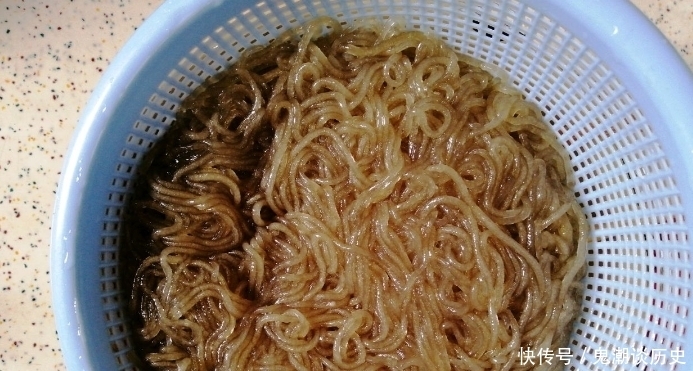 炒粉条,别焯水后直接下锅!教你一招,粉条Q弹顺滑,不粘不坨!