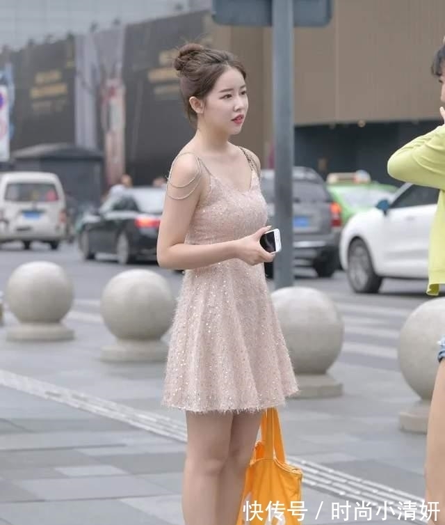 高跟|粉色时尚连衣裙,搭配时尚高跟凉鞋,打造出青春靓丽的美感