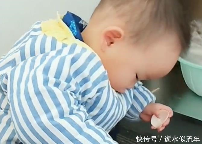 起床|宝宝一早起床帮忙做家务，结果鸡蛋摔地上，网友样子好认真！