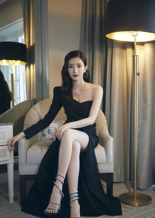 脸上有这3个特征的女生,尽量避开披发散发,露出你的五官更漂亮