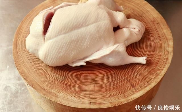 盐水鸭非常简单,重要用90度水焯,白米醋除腥,香辛料仅用八角、麻椒