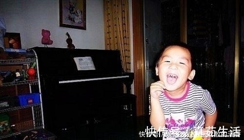 儿子|宝爸不让儿子跟宝妈睡,儿子提出一个折中的办法,换来一顿胖揍