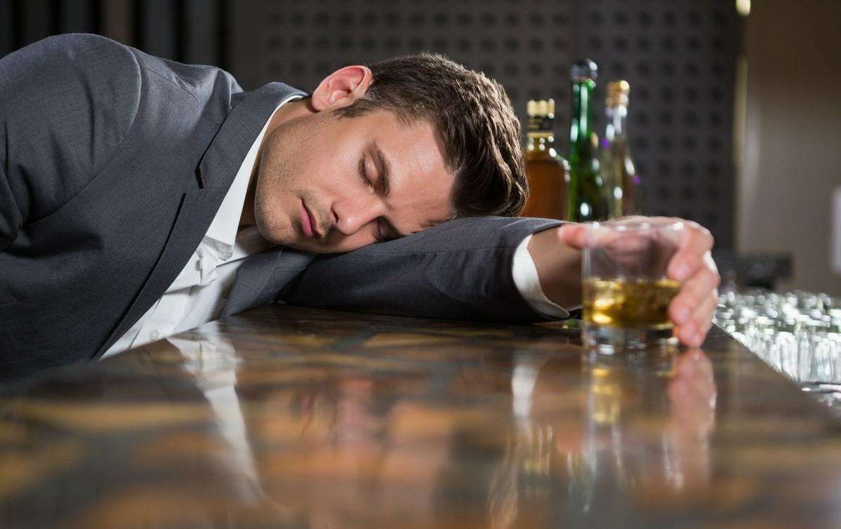 喝酒|喝酒后,脸色发红、发白、发青是怎么回事哪种情况最伤肝