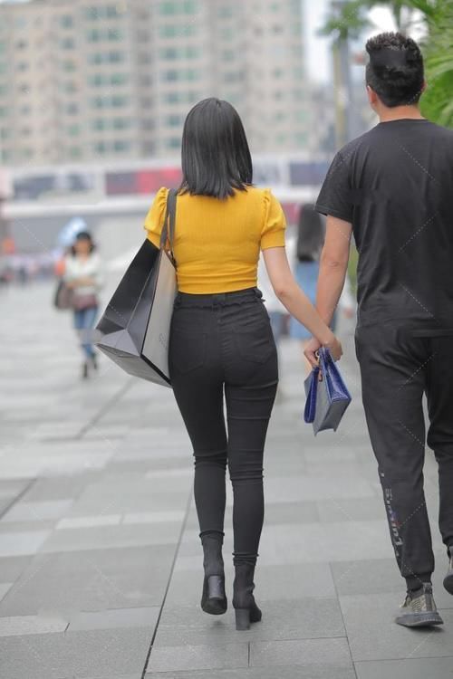 黑色搭配黄色时髦美感十足,休闲的衣服搭配粗跟鞋显气质