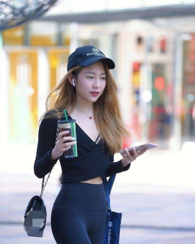 搭配 黑色低领长袖搭配深灰打底裤,突出长腿,非常好的瘦身!