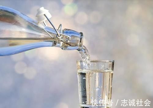 家乐|给娃喝水会导致积食?妇幼主任:给孩子喝水,3个时间点需躲开