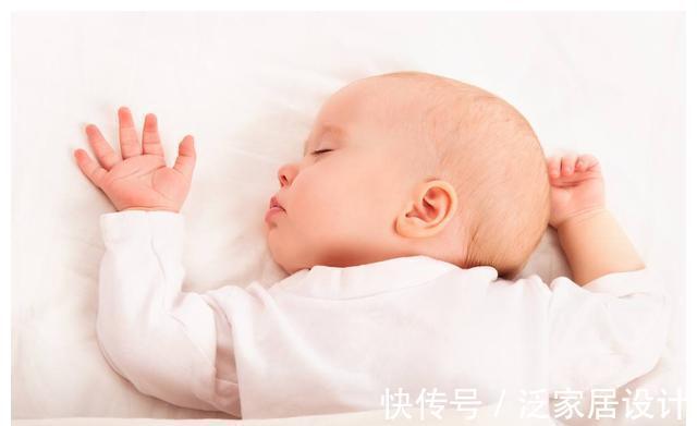 大动作|孩子几时会坐、爬、站?一岁前宝宝大动作发育表,妈妈要牢记