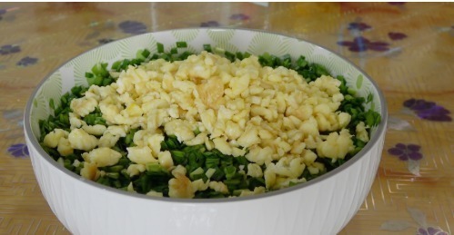 把馅饼做的皮薄如纸,这一步很重要,做法简单,凉了不硬