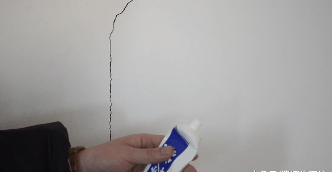 家里白墙不仅脏还有裂缝怎么办 用它涂一涂, 墙壁立马焕然一新