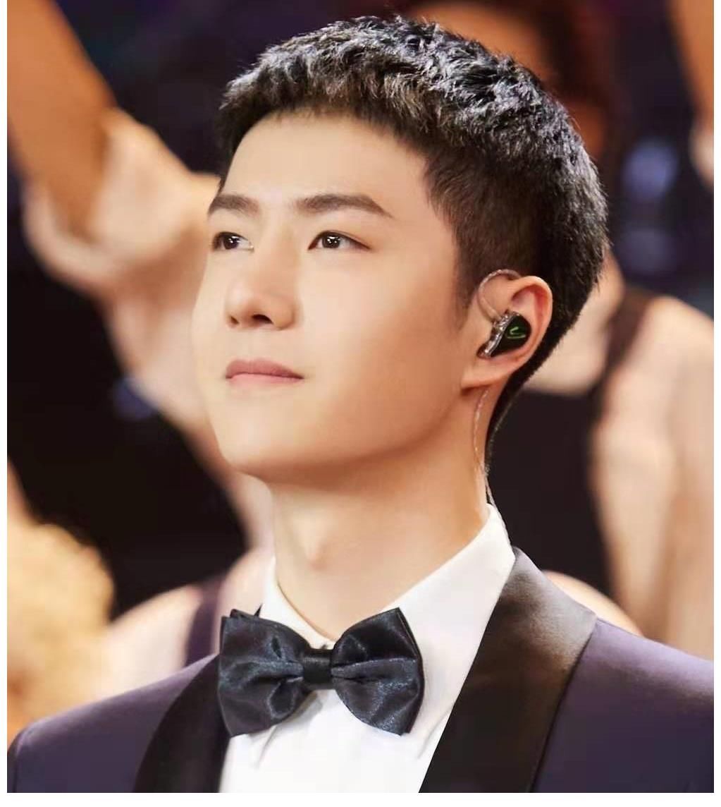 人民日報：王一博獻唱《平凡中的不平凡》，溫暖的歌聲唱響初心！