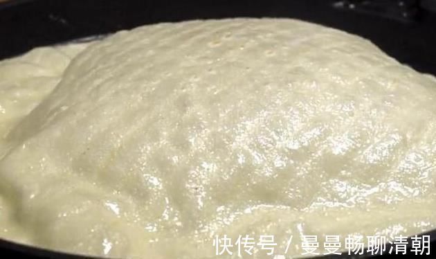 烙饼时,直接开始烙就错了,要多加这一步,饼才会柔软起层