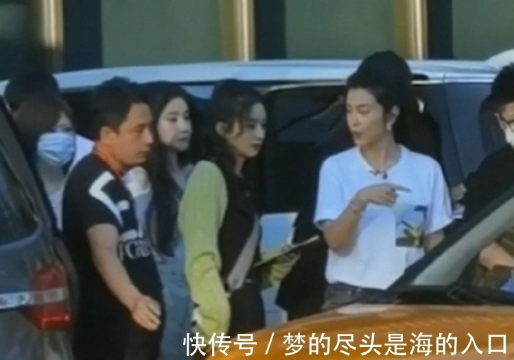 披肩|赵丽颖约姐妹做客《中餐厅5》,颖宝毛衣毛拖,造型是认真的吗?