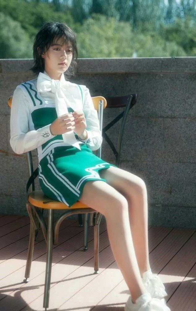 发夹 短款卫衣搭波点包臀裙俏皮时尚,满满的清纯甜美风