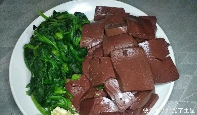 菠菜炒猪血,价钱便宜味道好!炒前多一步,菠菜翠绿无涩味