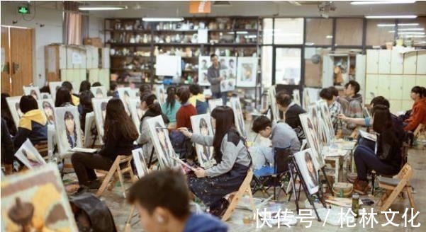 美术生@美术生画一半画不下去了，随意收尾堪称“神操作”，老师被逗笑