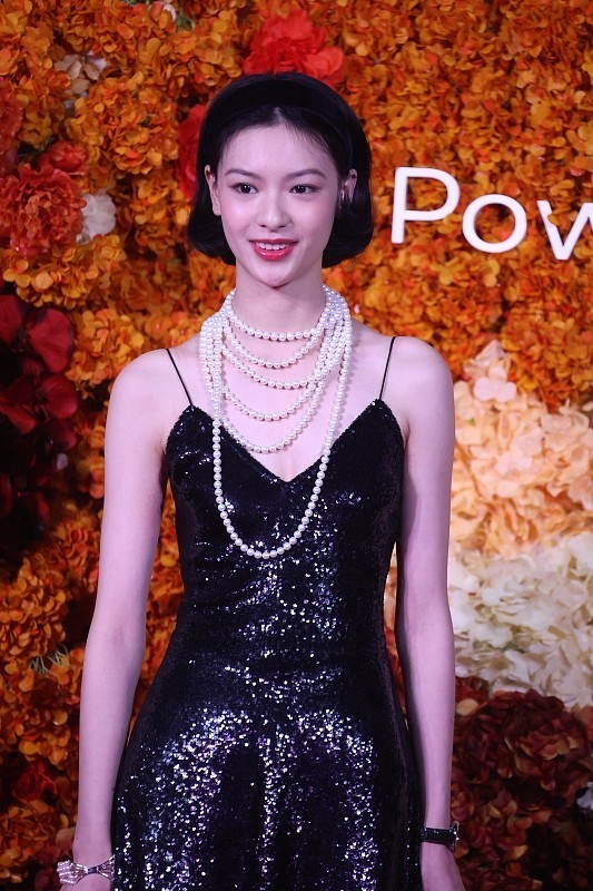 小黑裙 邱天真的“瘦得吓人”, 黑色吊带裙秀不出曲线感, 真的全靠颜值撑