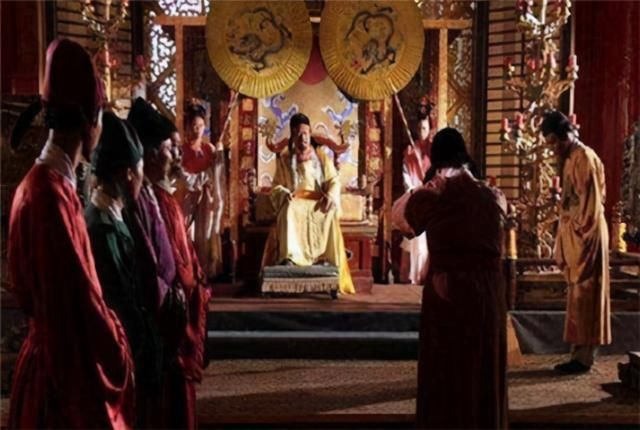 登基|皇子装疯37年, 被当傀儡推上帝位, 登基后第一道圣旨, 让百官胆寒