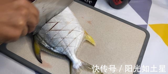 鲳鱼不会烧20年厨师教你做,鲜甜味美,简单还易学!