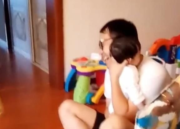 同一时刻|妹妹学会走路了,哥哥比爸爸还激动,画面简直太有爱了