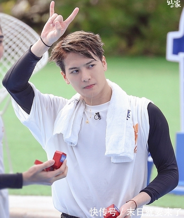 沙溢|王嘉爾被沙溢“誤傷”，看著沙溢表情超委屈，網友：好萌！