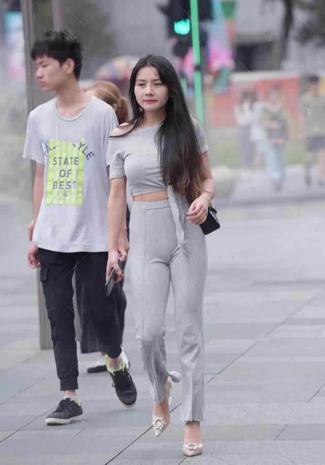 单肩上衣彰显“锁骨”立体感,别致休闲裤,水晶高跟鞋更有高雅感