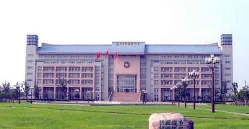 中国在校生人数超过7万人的大学有几所，都是重点大学吗？实力怎么样？