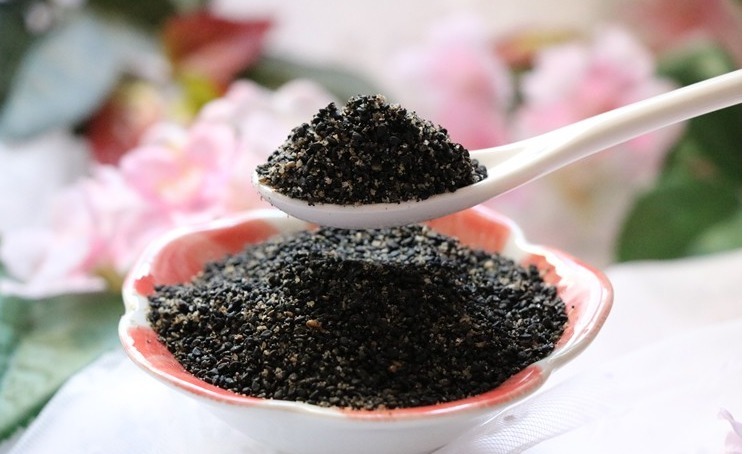 奶奶常吃黑芝麻,教你1个家常做法,比芝麻丸简单,头发黑精神好