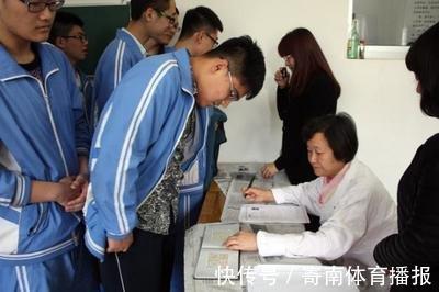 儿童|爸爸一米六五，妈妈一米五，儿子猛蹿一米八：只因睡前做对这件事