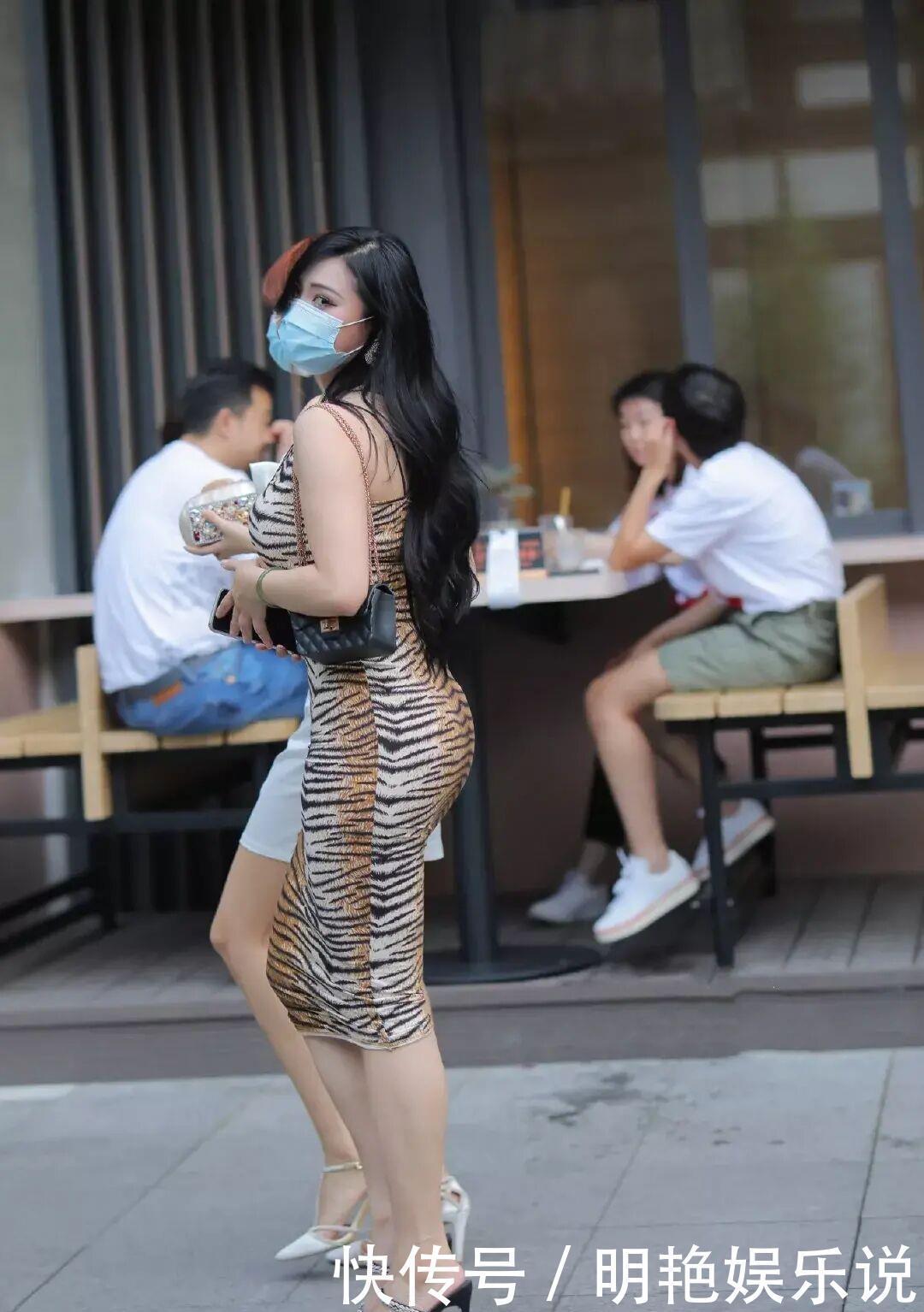 减龄|风靡一时的“豹纹裙”,跟随穿搭的节奏,这样穿青春时髦又减龄!