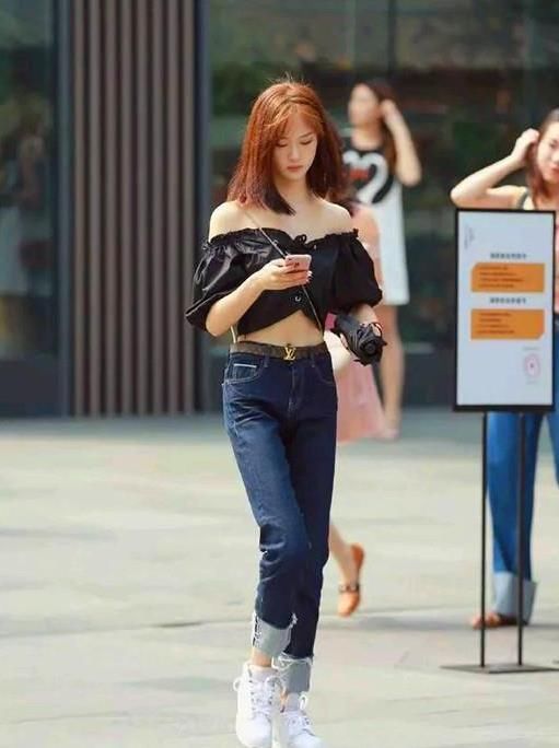 搭配|街拍小姐姐白色的T恤搭配黑色的短裤,很显青春活力的气息