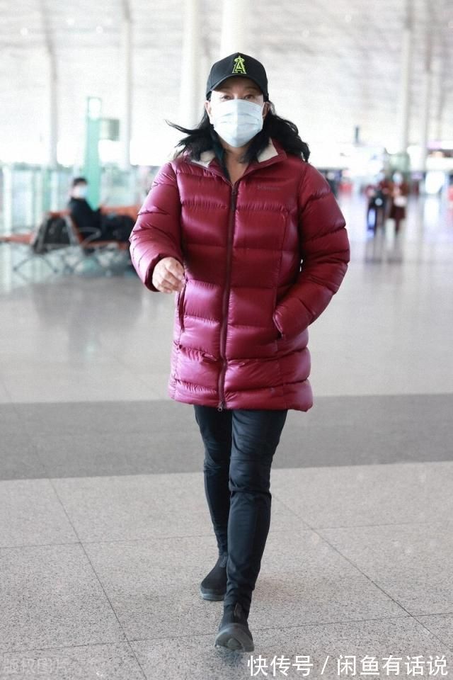 时髦|中年女人不想有“阿姨味”,羽绒服颜色要“5穿5不穿”,时髦减龄