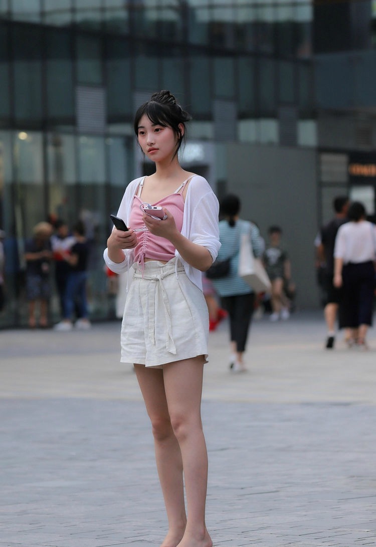 街拍：小姐姐看起来十分的显瘦，非常的清新自然，整体十分好看