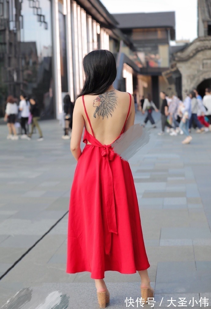 小姐姐|美女街拍：姐姐的“红”很妖艳，既显身材又显气质，长裙就该这样穿