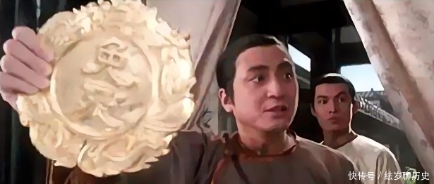 看下|大臣即将被斩首,掏出免死金牌保命,皇帝:你先看下背面写着啥!