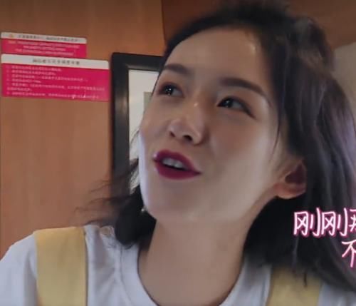 周也用毛巾挡镜头被怼脸拍,妆容斑驳满面油光,21岁皮肤过分真实