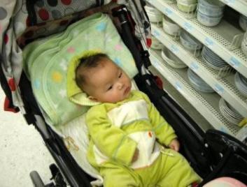 超市|6个月宝宝被扔在超市两个小时没人认领，宝妈来了后让人哭笑不得