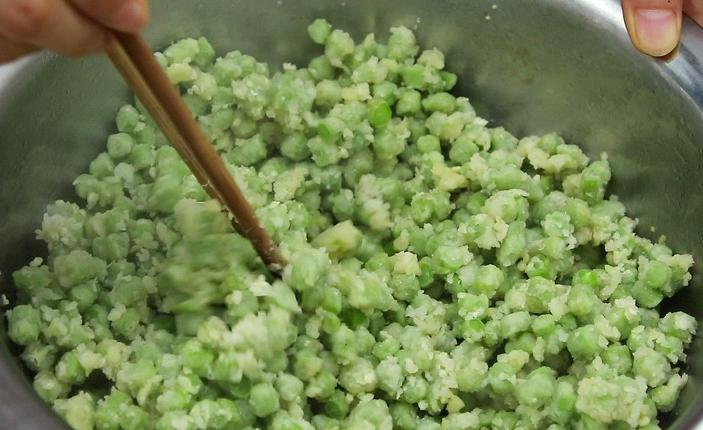 豆角粒打入一个鸡蛋，厨师长教你蒸豆角技巧，不粘连不坨块又清脆