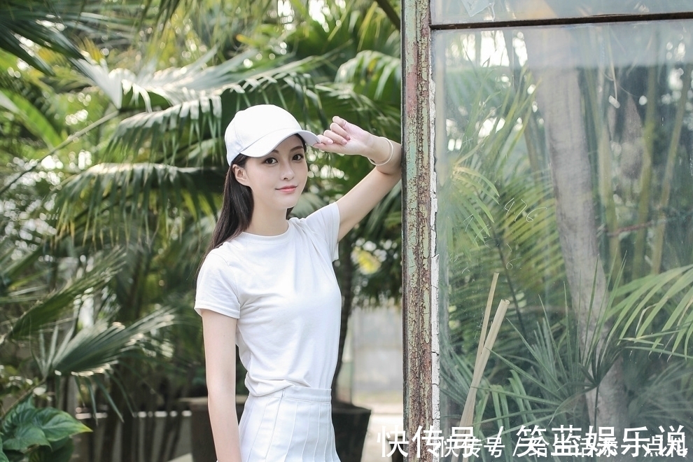 小白|长发美女T恤衫百褶裙搭配一双小白鞋少女感十足，美美哒