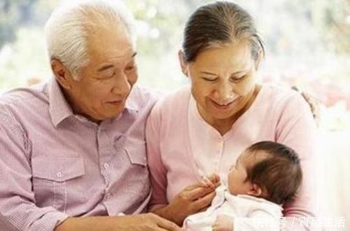 偷看|爷爷晚上哄娃睡觉不哭不闹,妈妈偷看后气炸了离我女儿远一点