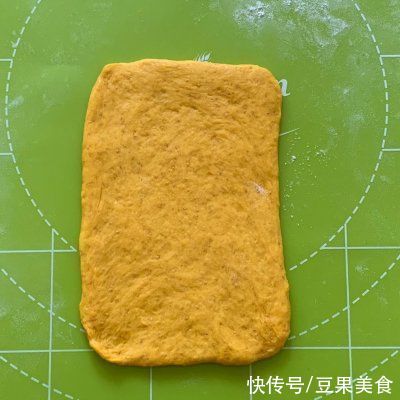 你和幸福就差这一份毛毛虫南瓜全麦排包