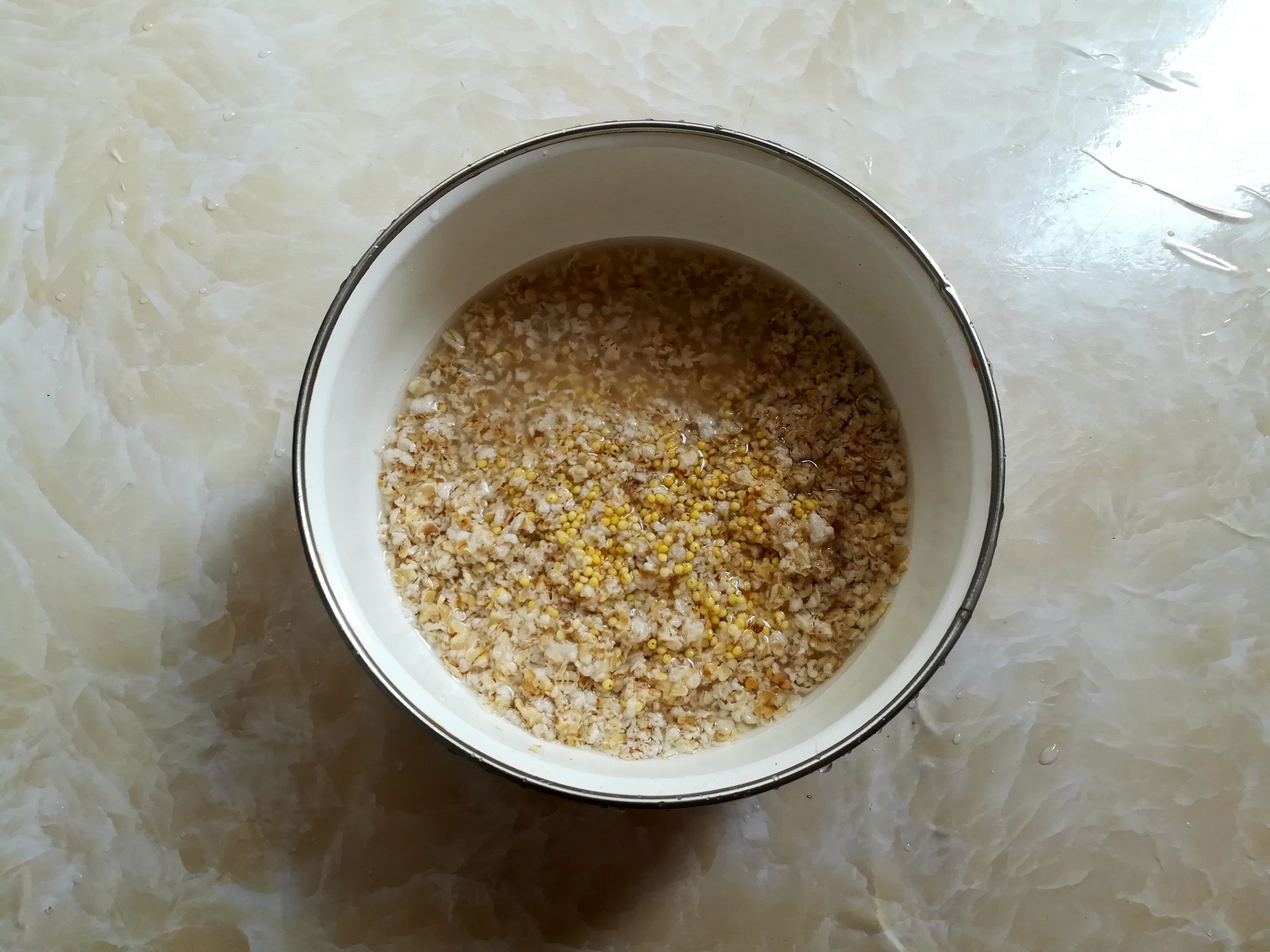 1杯麦片1个苹果，营养丰富易吸收，早餐喝一碗，整天能量满满的